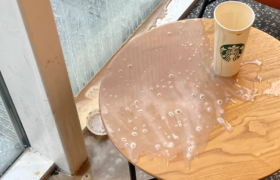 老乡鸡打翻了一杯星巴克，我感觉是故意的