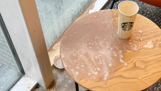 老乡鸡打翻了一杯星巴克，我感觉是故意的