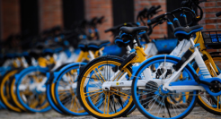 共享单车第八年：谁狂飙，谁躺平？