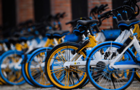 共享单车第八年：谁狂飙，谁躺平？