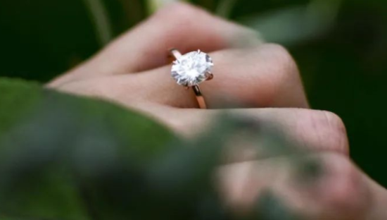 2023年，年轻人不想买钻石了？