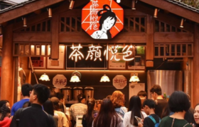 你爱去的网红店，每天花1万雇人排队