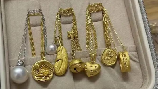 把黄金做成烧鸭、美甲、奥特曼，周大福们在怎么收割年轻人？