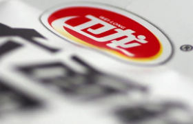 一年少卖4万吨辣条，卫龙不香了