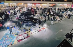 那些焦虑的年轻人，跑去摆地摊了