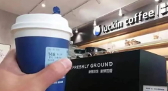 小镇年轻人，排队“等”咖啡