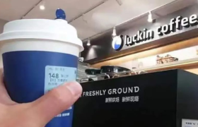 小镇年轻人，排队“等”咖啡