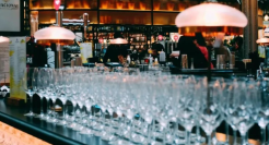 “酒吧界蜜雪冰城”，难进县城