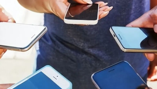 终端“新物种”，杀不死智能手机