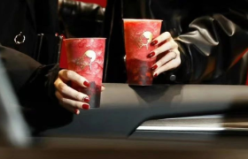 山东淄博烧烤爆火！喜茶不服...