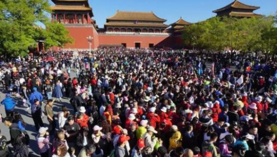 到处人从众，旅游企业开始赚钱了