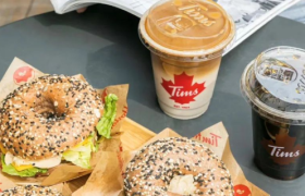 门店加速扩展，“小红杯”却还在靠贝果刷存在感？