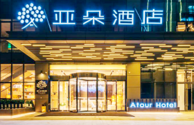 亚朵踩着加盟商“过河”