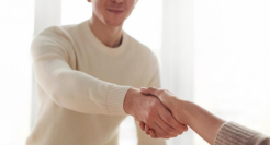 脉脉，盯上猎头生意