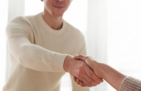 脉脉，盯上猎头生意