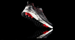 穿上“专业跑鞋”，特步追赶安踏李宁