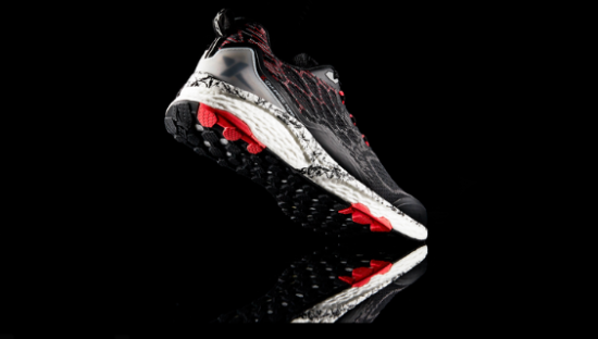 穿上“专业跑鞋”，特步追赶安踏李宁