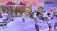 砸车、摸胸、不雅照，宝马mini事件后续更魔幻了