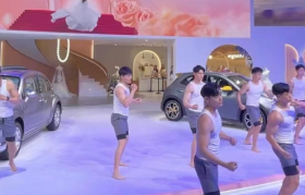 砸车、摸胸、不雅照，宝马mini事件后续更魔幻了