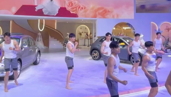 砸车、摸胸、不雅照，宝马mini事件后续更魔幻了