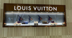 五一奢侈品店被挤爆，买包包要看运气