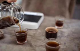 星巴克、瑞幸相互残杀，库迪能“下沉”得利？