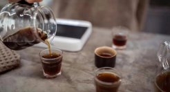 星巴克、瑞幸相互残杀，库迪能“下沉”得利？