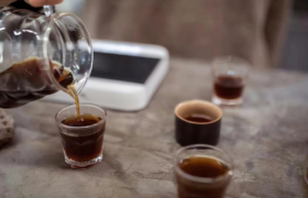 星巴克、瑞幸相互残杀，库迪能“下沉”得利？