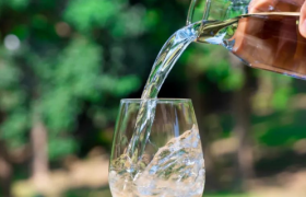 一瓶水卖出两个“中国首富”