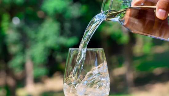 一瓶水卖出两个“中国首富”