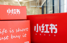 小红书向左，大众点评向右