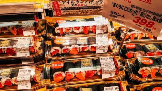 10块钱解决两餐饭，年轻人爱上“剩菜盲盒”