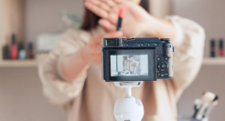 董洁、章小蕙相继出圈，呐喊式带货走到尽头了？