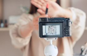 董洁、章小蕙相继出圈，呐喊式带货走到尽头了？