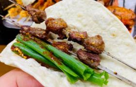 淄博靠的不是烧烤，是态度