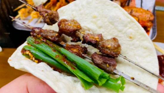 淄博靠的不是烧烤，是态度