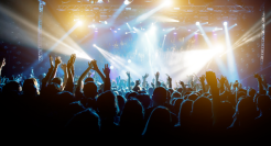 甘愿被演唱会掏空钱包的年轻人