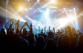 甘愿被演唱会掏空钱包的年轻人