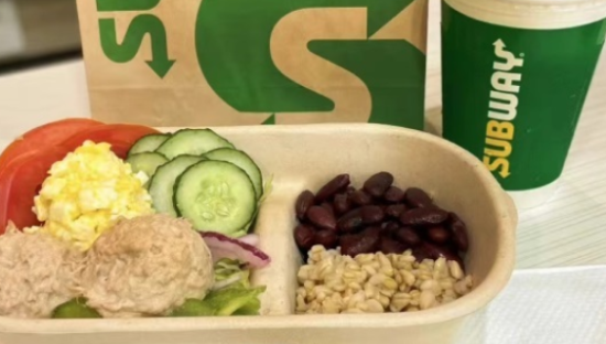 不甘被肯德基碾压，赛百味找来靠山