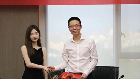 被罚归来后，雪梨走上薇娅的老路