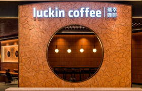 瑞幸过万店，咖啡更卷了