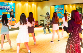 这个夏天，饿了么让你不吃辣条就变辣妹~