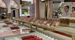 美妆巨头陷入焦虑：做VC、清库存、卷向线下