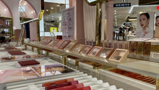 美妆巨头陷入焦虑：做VC、清库存、卷向线下