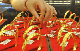 周大福下沉，不能只靠小红书