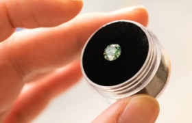 抛弃钻石，年轻人疯买彩色宝石