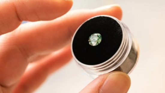 抛弃钻石，年轻人疯买彩色宝石
