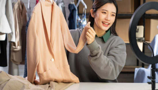 小红书、美团、东方甄选加码，直播电商生变？