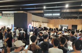 失去羽绒服自由的年轻人，涌进反季大鹅店