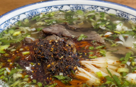 狂卖4000亿，「兰州拉面」吊打「螺蛳粉」